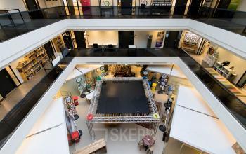 Modern office space rental at Bogert 1 in Eindhoven Center, featuring an airy open floorplan and contemporary furnishings.