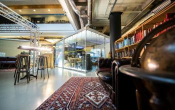 Modern and illuminated office space rental at Bogert 1, Eindhoven Center, featuring stylish furnishings and vibrant decor.