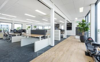 Bright and open office space with desks and chairs, ready for office space rental at Meerenakkerplein in Eindhoven.
