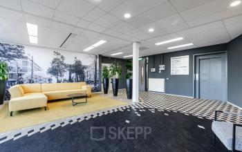 Spacious office lounge with modern decor at Meerenakkerplein 1-10, ideal for those seeking office space rental in Eindhoven De Hurk.