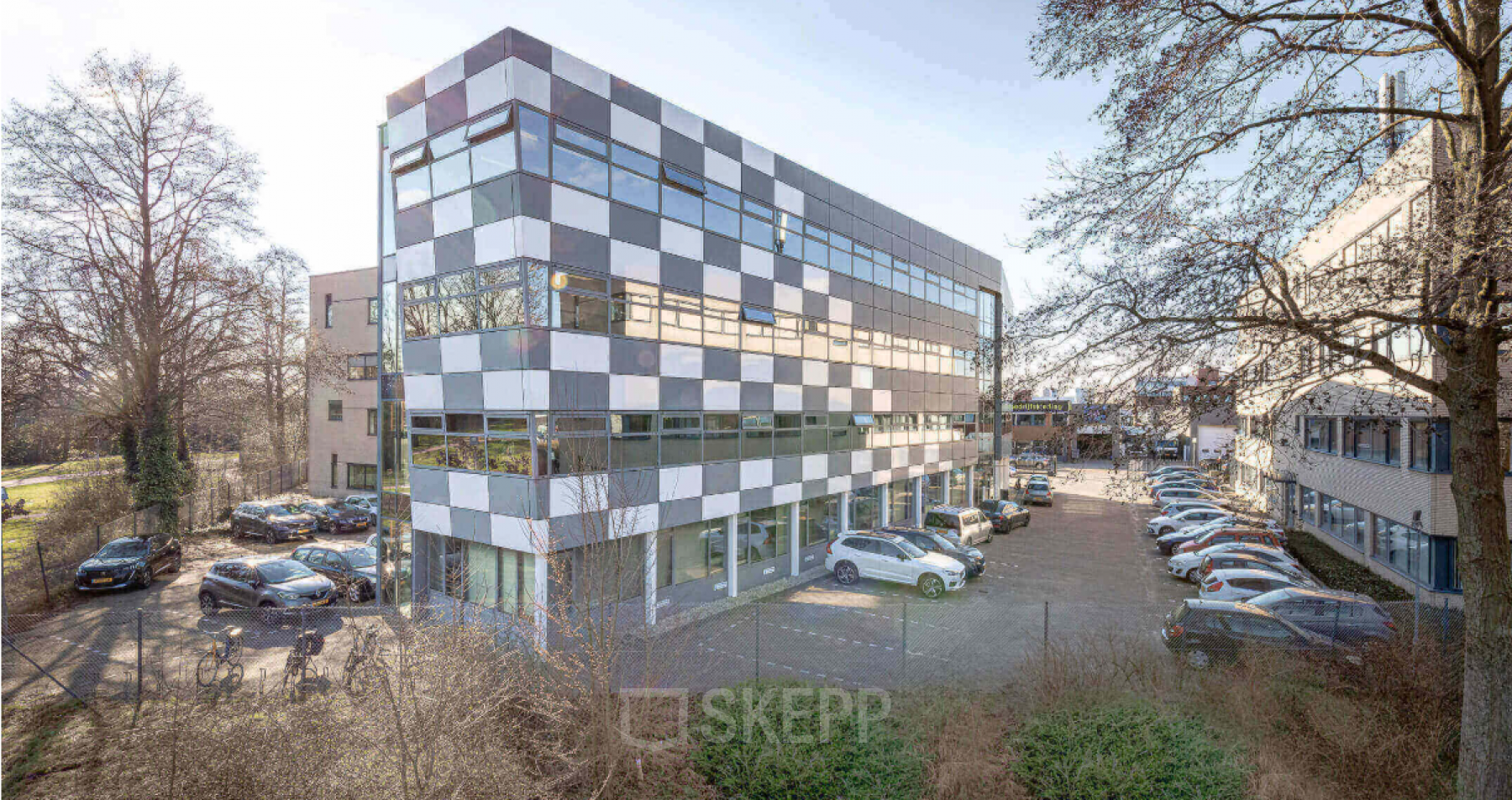 Modern exterior view of office building at Meerenakkerplein 11-20, Eindhoven De Hurk, showcasing office space rental opportunities.