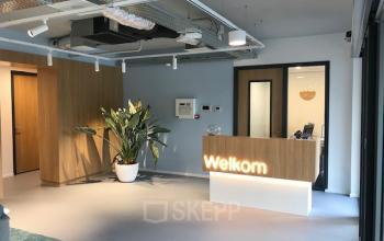 Modern office entrance at Hurksestraat 60, Eindhoven De Hurk, featuring a welcoming reception desk and sleek interiors.