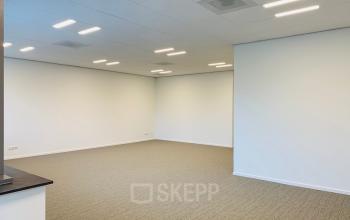 Spacious and well-lit empty office space at Hurksestraat 60, Eindhoven De Hurk, available for office space rental.