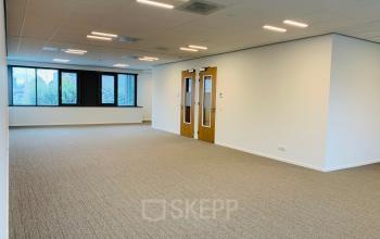 Spacious, unfurnished office space rental in a modern building on Hurksestraat 60, Eindhoven De Hurk.