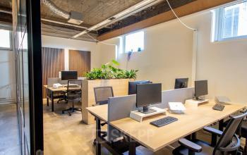 Bright, modern office to rent on Brouwerijstraat 1 in Enschede with ergonomic workspaces, ample lighting, and shared desks.