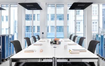 Modernes Büro zur Miete in Frankfurter Straße 80-82, Eschborn, mit großem Konferenztisch und Stühlen, ideal für Meetings.