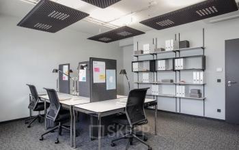 Modern eingerichtetes Büro in der Frankfurter Straße 80-82, Eschborn mit Schreibtischen, Stühlen und Regalen. Ideal für alle, die eine Bürofläche mieten möchten.