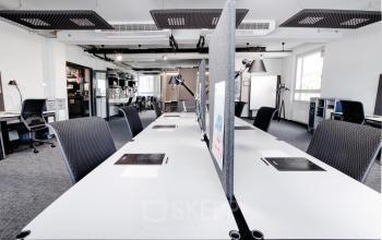 Moderne Bürofläche mieten in der Frankfurter Straße 80-82, Eschborn. Stilvoll eingerichtetes Büro mit Schreibtischen, Stühlen und abgetrennten Arbeitsbereichen.