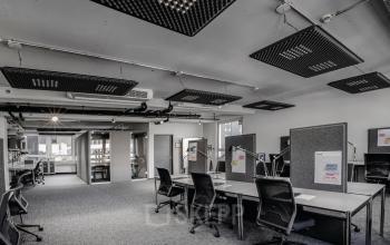 Moderne Bürofläche im Bürogebäude Frankfurter Straße 80-82, Eschborn, mit geräumigen Arbeitsplätzen und Schreibtischen zur Miete.