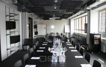 Großer Konferenzraum im Bürogebäude in der Frankfurter Straße 80-82, Eschborn, ideal für Meetings, um büroraum zu mieten.