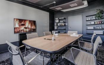 Moderner Konferenzraum in Eschborn, Frankfurter Straße 80-82, mit großem Tisch, Stühlen und Bildschirm. Ideal für Meetings und Geschäftsbesprechungen.