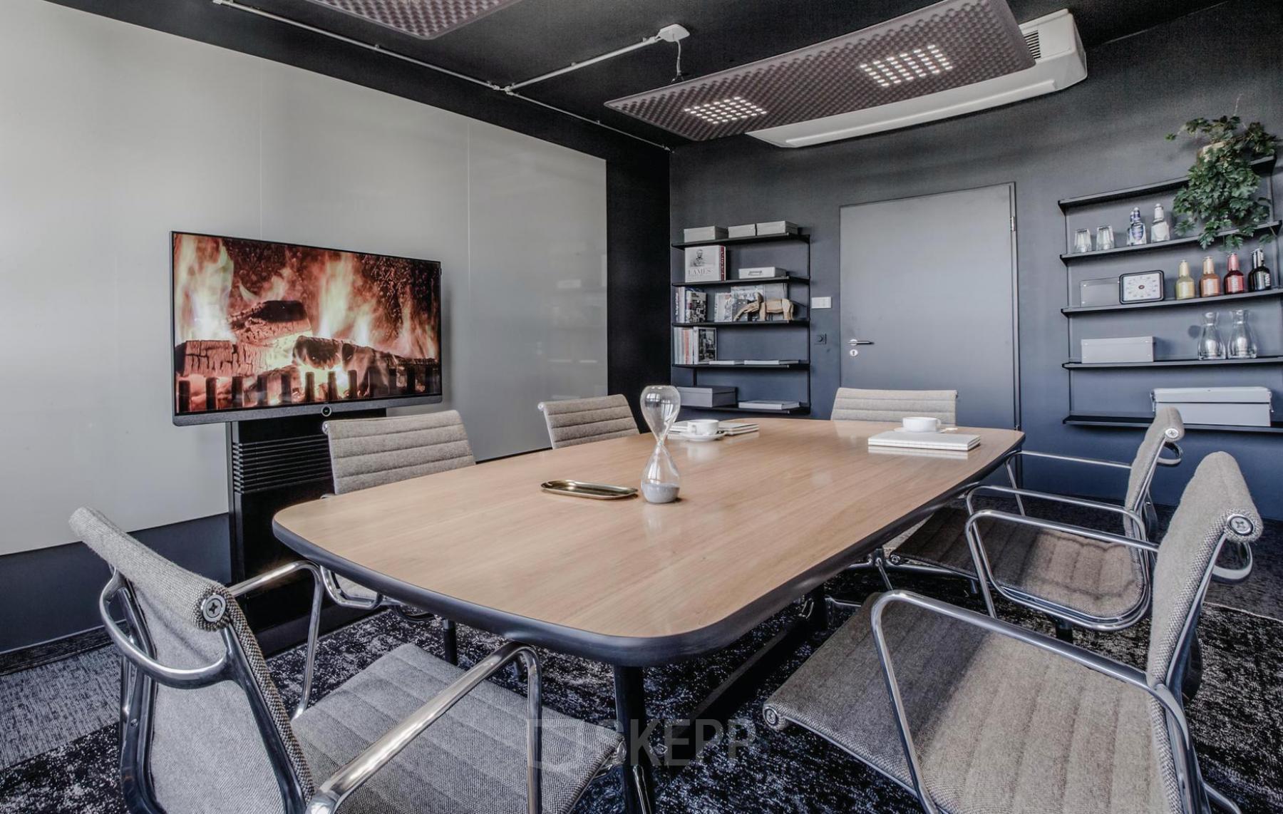 Moderner Konferenzraum in Eschborn, Frankfurter Straße 80-82, mit großem Tisch, Stühlen und Bildschirm. Ideal für Meetings und Geschäftsbesprechungen.