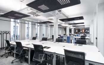 Moderne Arbeitsplätze in offenem Coworking-Bereich