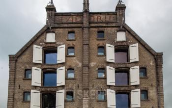 Exterior view of a historic office building on Prins Hendrikkade 3 in Franeker, showcasing opportunities for office space rental.