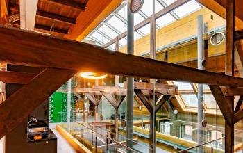 Spacious office with exposed wooden beams and a view of the open floorplan at Prins Hendrikkade 3 in Franeker, ideal for office space rental.
