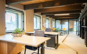 Bright office space for rent at Prins Hendrikkade 3, Franeker, with modern desks and chairs, providing a comfortable workspace with large windows and plenty of natural light.