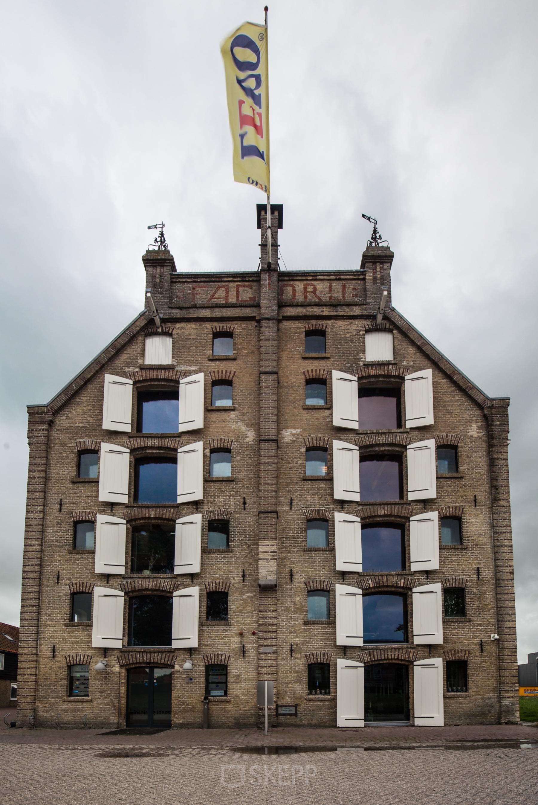 Exterior view of a historic office building on Prins Hendrikkade 3 in Franeker, showcasing opportunities for office space rental.