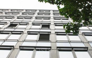 Stilvolle Außenansicht des Bürogebäudes an der Mainzer Landstraße in Frankfurt