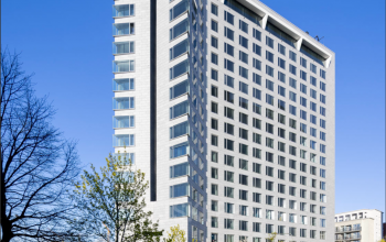 Modernes Bürogebäude in Frankfurt Bockenheim an der Solmsstrasse 83. Ideal für Unternehmen, die Bürofläche mieten möchten.