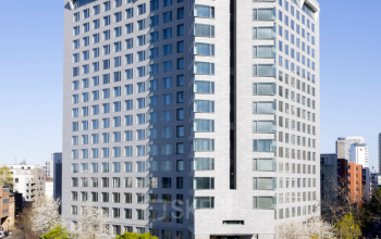 Das moderne Hochhaus an der Solmsstrasse 83 in Frankfurt Bockenheim bietet ideale Büroflächen zum Mieten mit auffälliger Architektur und hervorragender Lage.