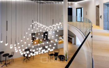 Moderne Bürofläche mieten in Frankfurt Bockenheim. Eleganter Eingangsbereich mit stilvoller Beleuchtung und einer kleinen Lounge.