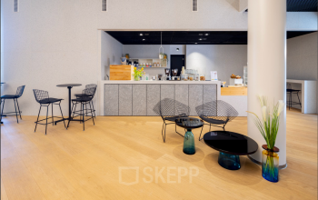 Moderner Büroraum in der Solmsstrasse 83, Frankfurt Bockenheim, mit stilvollen Sitzgelegenheiten und Tischen. Perfekt, um Bürofläche zu mieten.