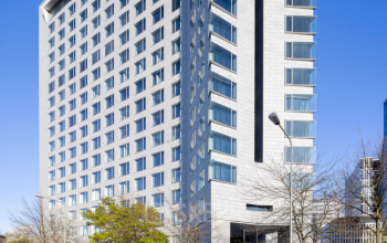 Modernes Bürogebäude in der Solmsstraße 83, Frankfurt Bockenheim, ideal um Büroflächen zu mieten, mit stilvollem Erscheinungsbild und lichtdurchfluteten Fenstern.