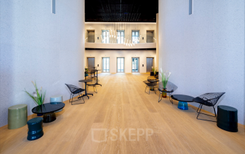 Moderner Eingangsbereich in einem Bürogebäude auf der Solmsstraße 83 in Frankfurt Bockenheim, ideal zum Büro mieten. Der Raum ist stilvoll mit Designermöbeln eingerichtet.