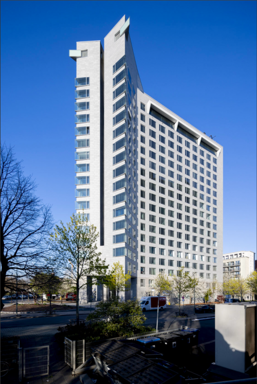 Modernes Bürogebäude in Frankfurt Bockenheim an der Solmsstrasse 83. Ideal für Unternehmen, die Bürofläche mieten möchten.