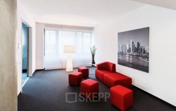 Stilvoll eingerichtetes Business Center an der De-Saint-Exupéry-Straße in Frankfurt Flughafen mit großen Büroflächen