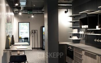 Voll ausgestattete Küche mit Sitzgelegenheit im Business Center in Frankfurt-Hauptbahnhof