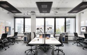 Helles Büro in Frankfurt Hauptbahnhof, Wiesenhüttenplatz 25, mit großzügigen Fenstern und modernen Möbeln. Ideal für die Anmietung einer Bürofläche.