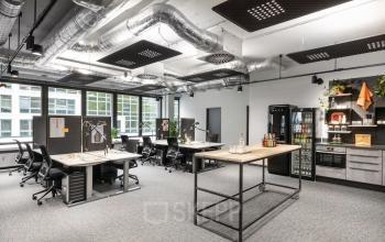 Modernes Büro am Wiesenhüttenplatz 25 in Frankfurt Hauptbahnhof. Helle Arbeitsräume mit ergonomischen Möbeln und einem funktionalen Gemeinschaftsbereich. Ideal zum Bürofläche mieten.