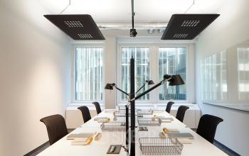 Moderne Arbeitsplätze in hellem Großraumbüro in Frankfurt Hauptbahnhof