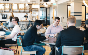 CoWorking-Bereich in großem stilvoll eingerichtetem Raum