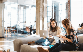 Gemütlicher und heller Gemeinschaftsraum mit (flexiblen) Arbeitsplätzen
