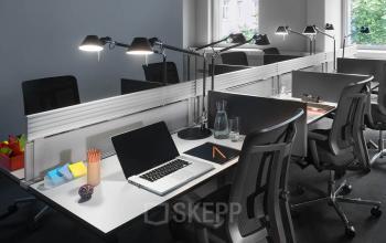 Moderne Arbeitsplätze im Coworking-Bereich