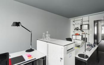 Arbeitsplätze in heelem Büro mit moderner Einrichtung