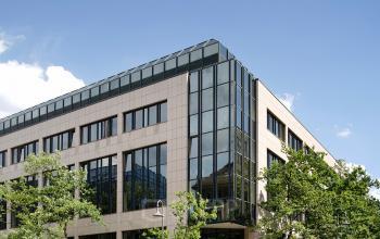 Herrliche Außenansicht Bürogebäude mit Glasfassade