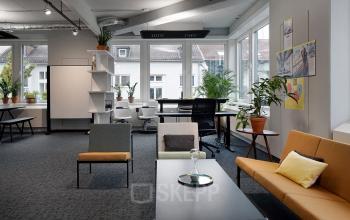 Moderner Büroraum mit gemütlicher Sitzecke