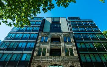 Beeindruckende Außenansicht vom Bürogebäude mit toller Fassade