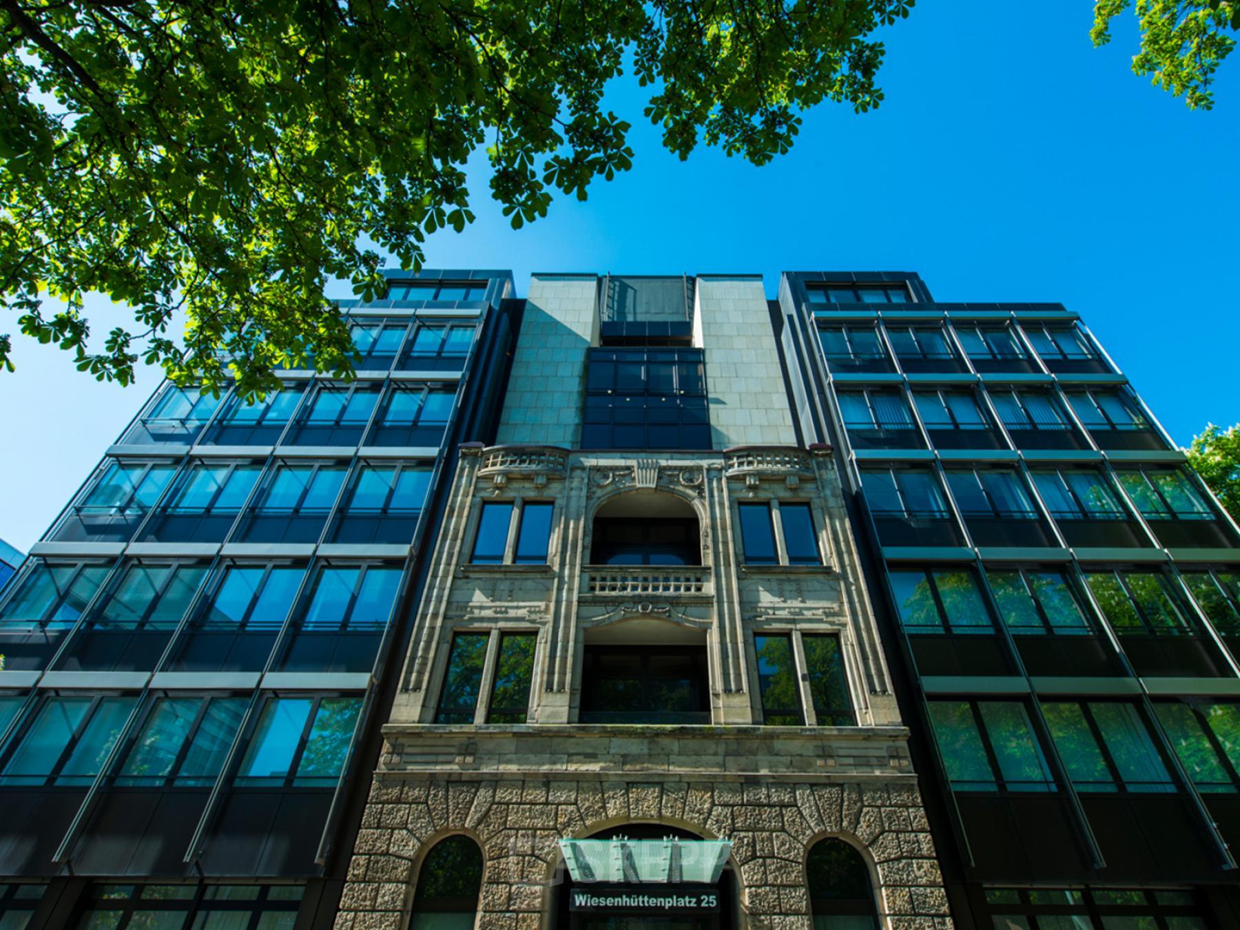 Beeindruckende Außenansicht vom Bürogebäude mit toller Fassade