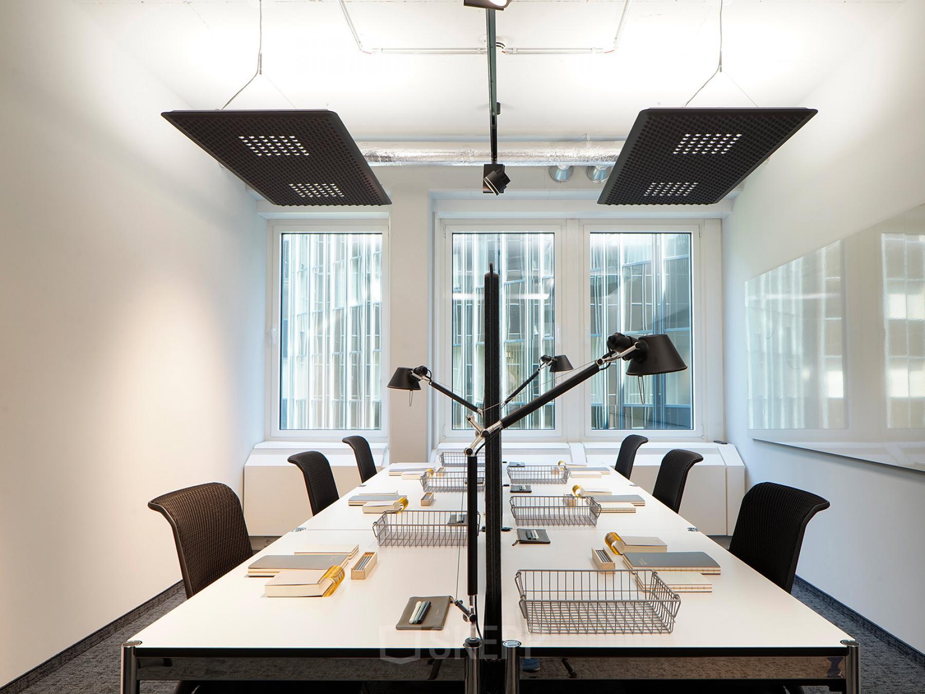 Moderne Arbeitsplätze in hellem Großraumbüro