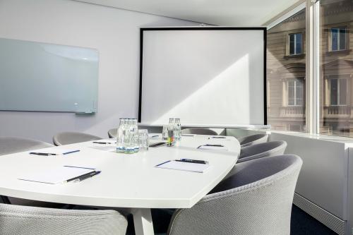 Meetingroom mit Whiteboard und Leinwand