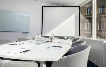 Meetingroom mit Whiteboard und Leinwand