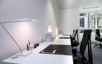 Flexible Arbeitsplätze an hochwertigen Schreibtischen