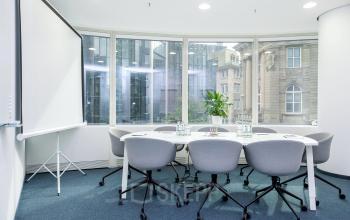 Moderner Konferenzraum mit großem Fenster