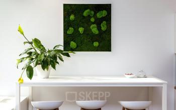 Arbeitsplätze mit Blumendeko und Bild an der Wand