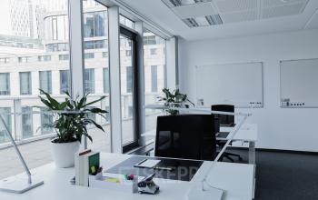 Arbeitsplatz mit großem Schreibtisch und moderner Ausstattung