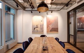 Konferenzraum mit Holztisch und modernen Kunstwerken im Büro zur Miete in Neue Mainzer Straße 66-68, Frankfurt Innenstadt.